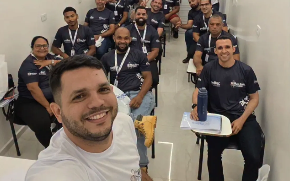 Turma da Milênio Cursos reunida em sala, em Recife-PE